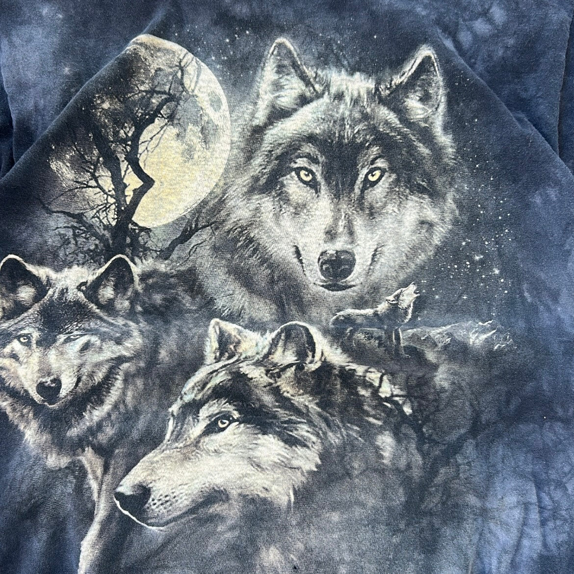 The mountain Wolf pack grpahic tee (100% cotton)
