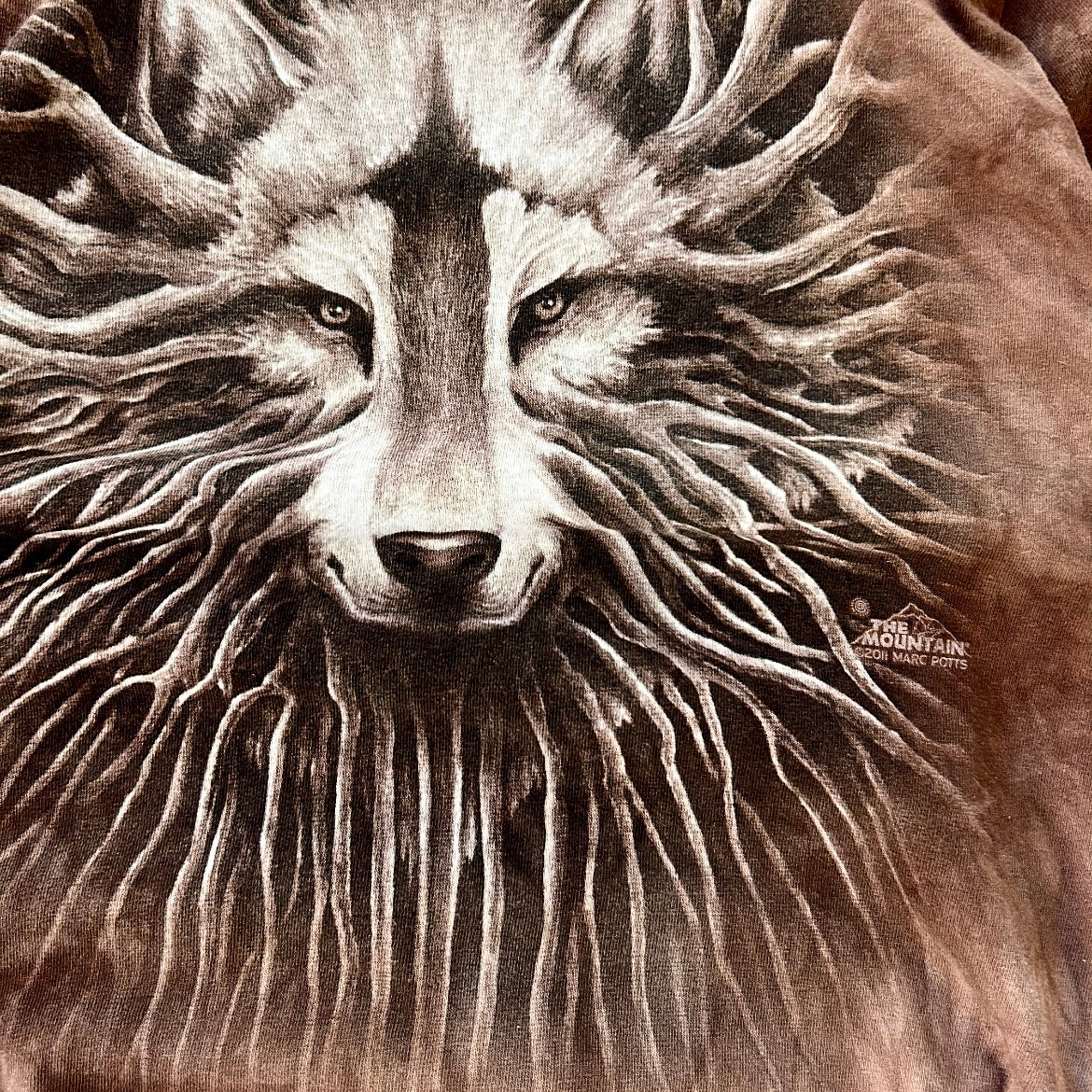 The mountain wolf grpahic tee