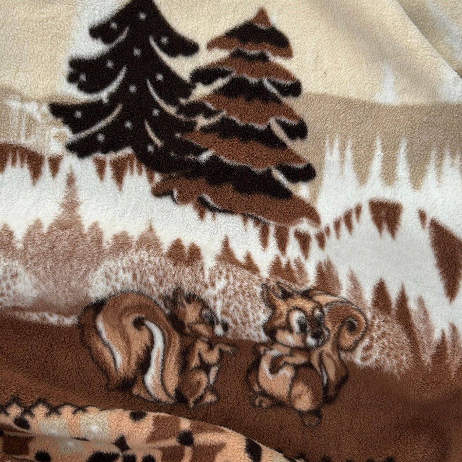 The Campagnolo 1/4 gold button-up Fleece with Squirrel in forest